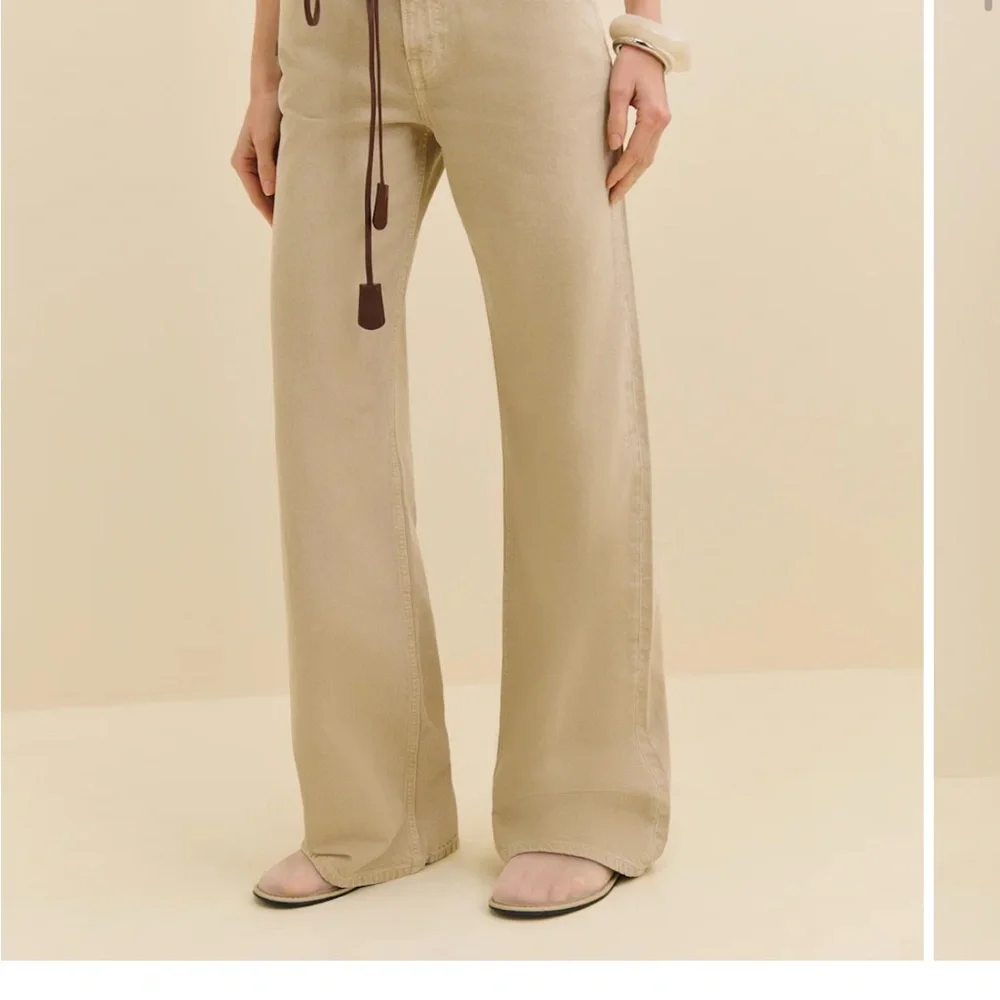 Reformation Cary low rise, slouchy wide leg jeans - sand dollar - Picture 5 of 7